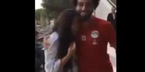 بالفيديو .. محمد صلاح يحتضن معجبة بعد ان بكت لرؤيته - محتوى بلس